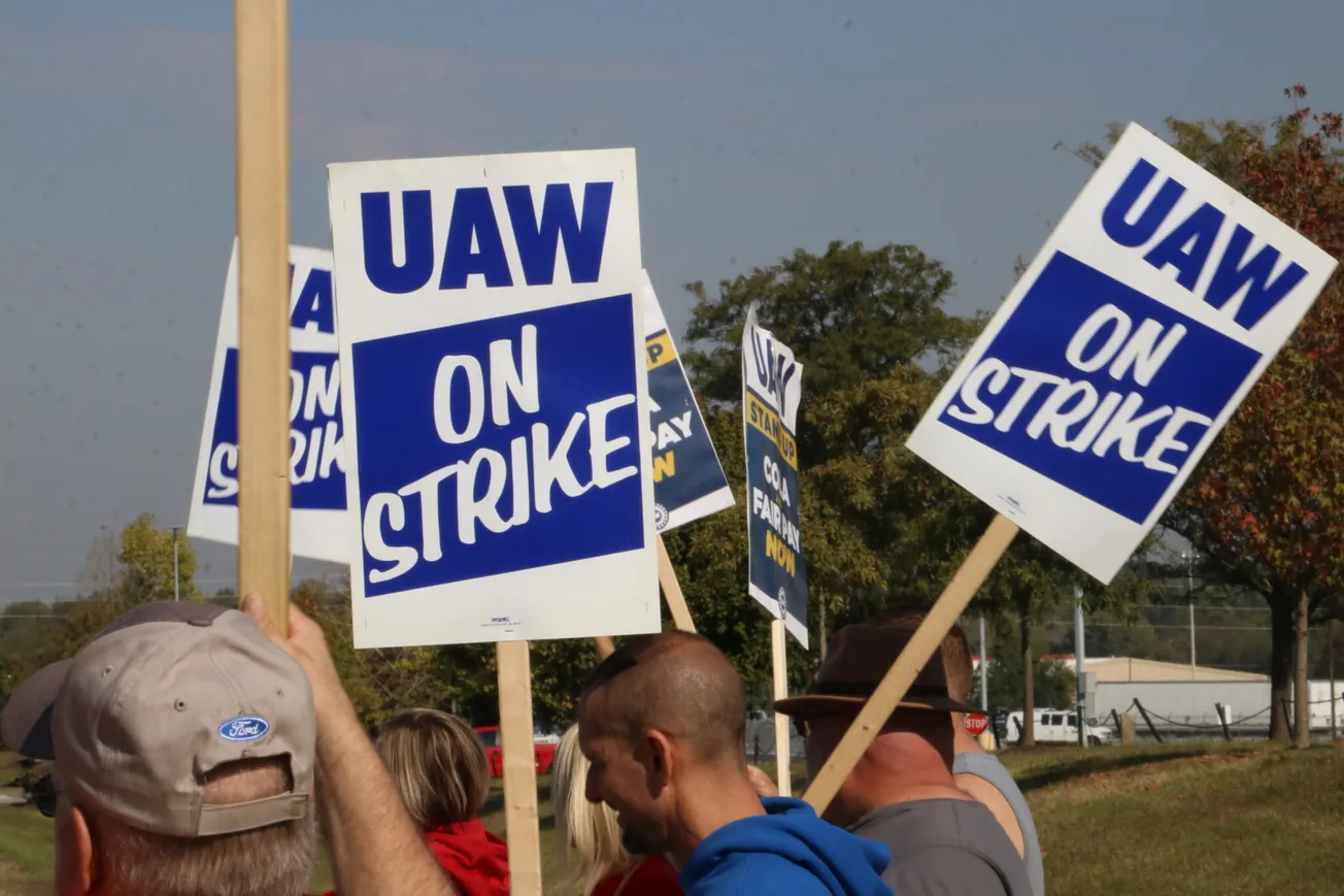 UAW reaches tentative deal with Ford